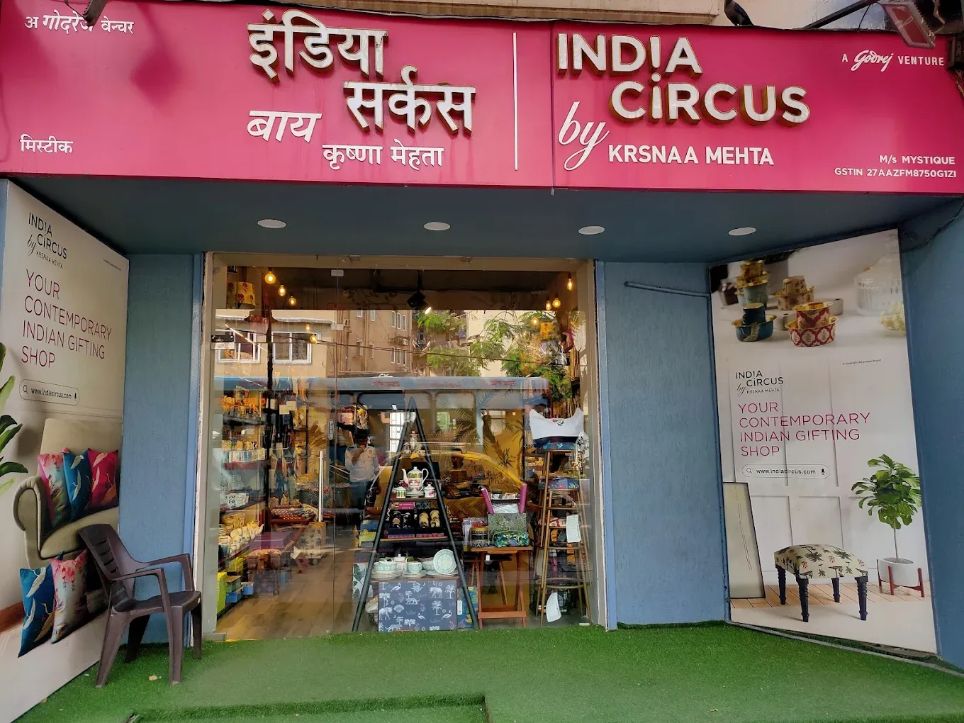 India Circus signage in Hindi and English on the Mumbai store